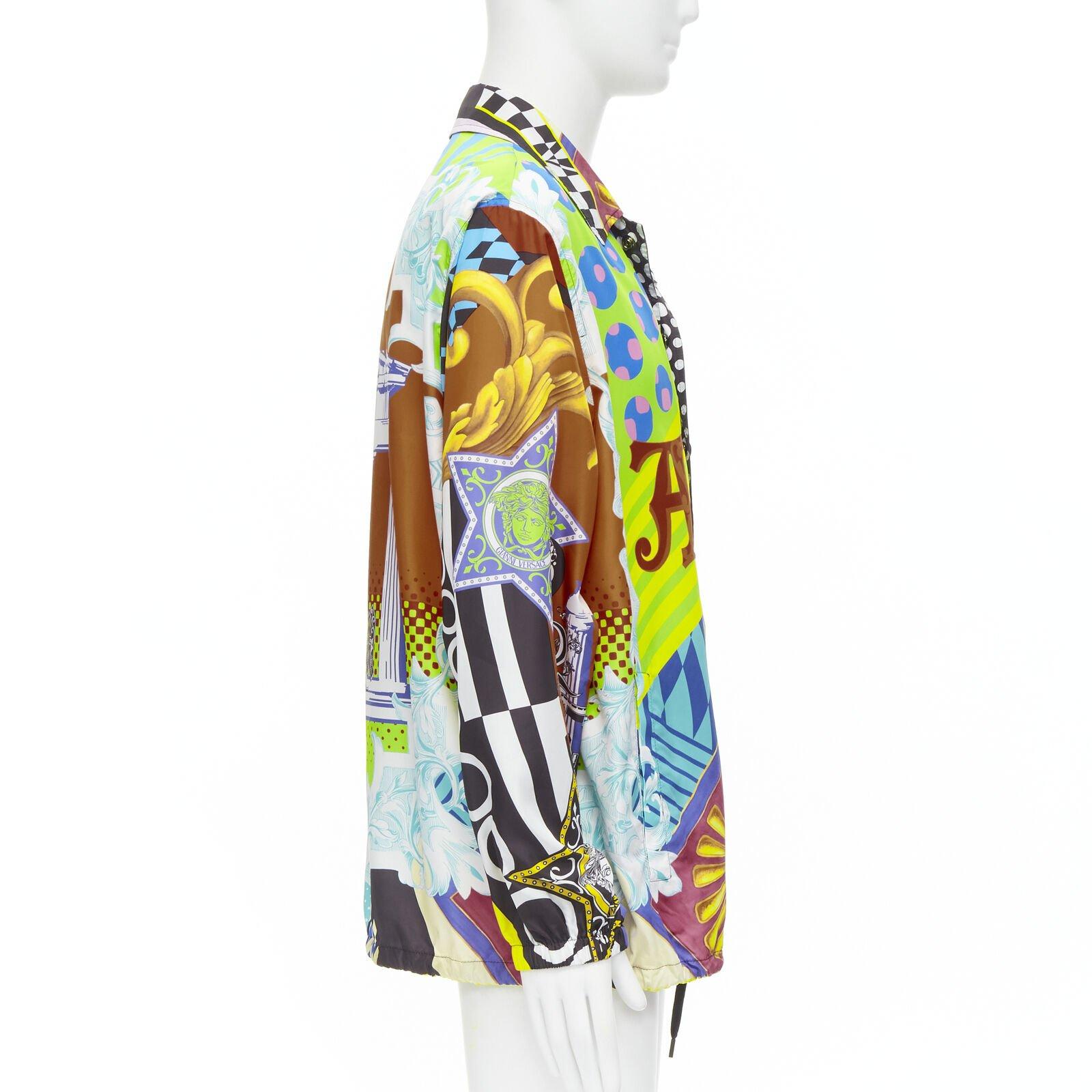 VERSACE 2020 Laufsteg Pop Temple Print Nylon Windbreaker Hemdjacke EU50 L im Zustand „Neu“ im Angebot in Hong Kong, NT