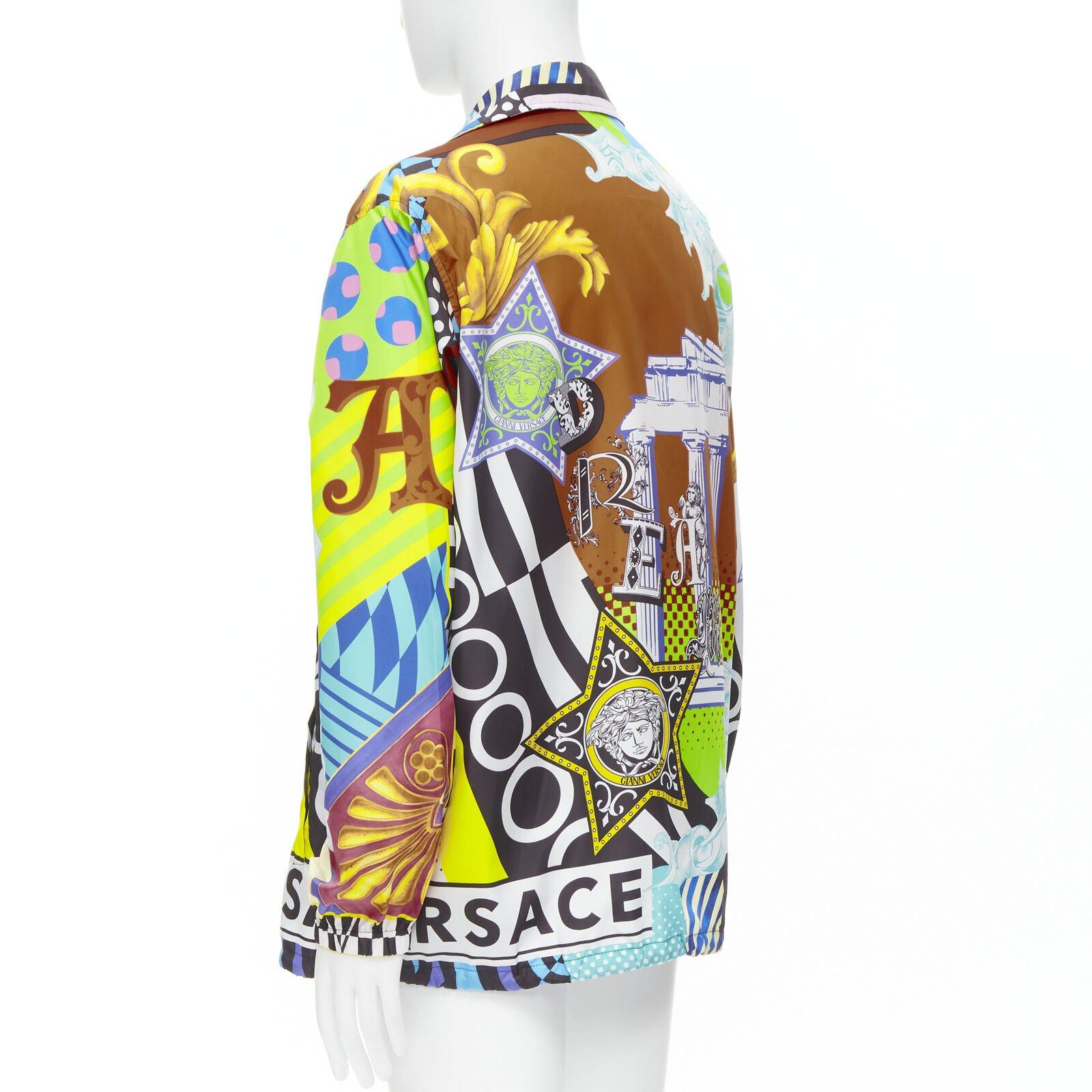 VERSACE 2020 Laufsteg Pop Temple Print Nylon Windbreaker Hemdjacke EU50 L im Angebot 1