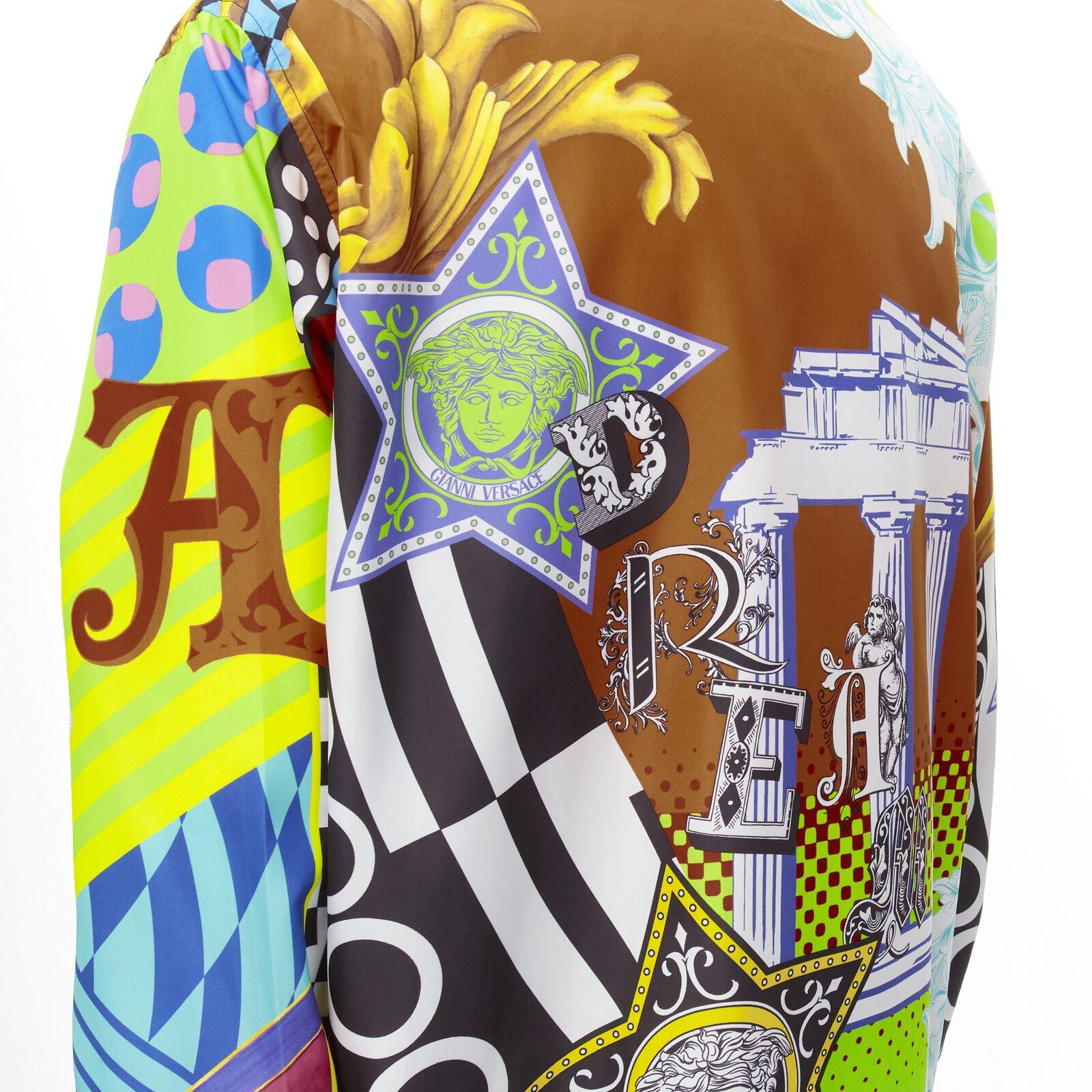 VERSACE 2020 Laufsteg Pop Temple Print Nylon Windbreaker Hemdjacke EU50 L im Angebot 4
