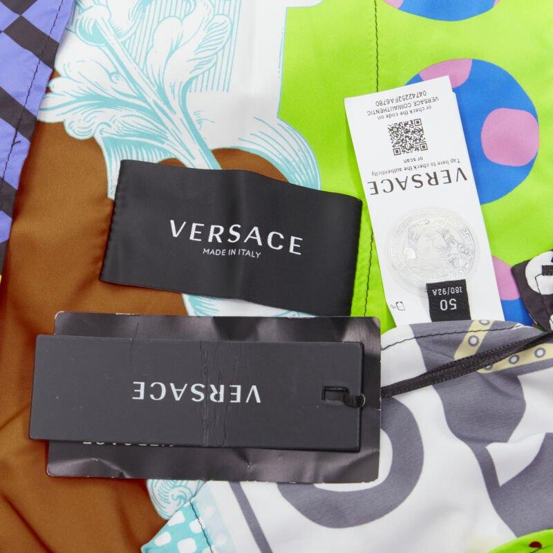 VERSACE 2020 Runway Pop Chaqueta cortavientos de nailon con estampado Temple IT48 M en venta 5