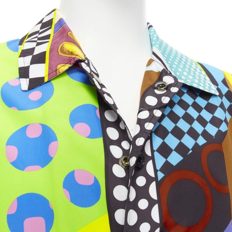 VERSACE 2020 Runway Pop Chaqueta cortavientos de nailon con estampado Temple IT48 M
Referencia: TGAS/C00011
Marca: Versace
Diseñadora: Donatella Versace
Model No: A82746 A235623 A7000
Colección: Templo Pop - Pasarela
Material: Nylon
Color: