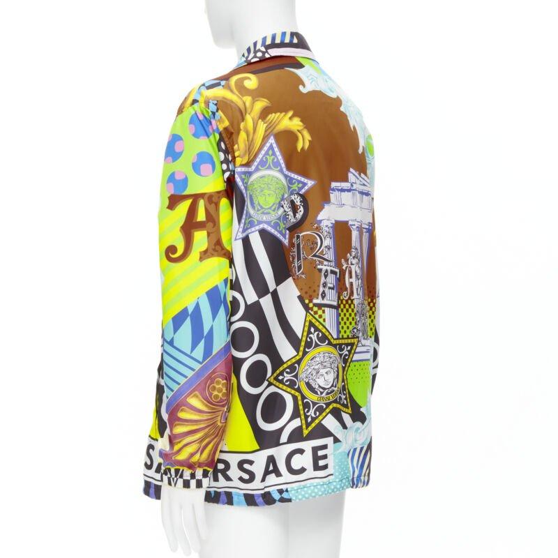 VERSACE 2020 Runway Pop Chaqueta cortavientos de nailon con estampado Temple IT48 M en venta 1