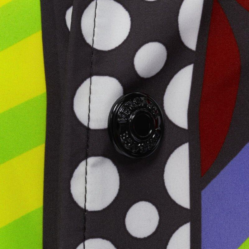 VERSACE 2020 Runway Pop Chaqueta cortavientos de nailon con estampado Temple IT48 M en venta 3