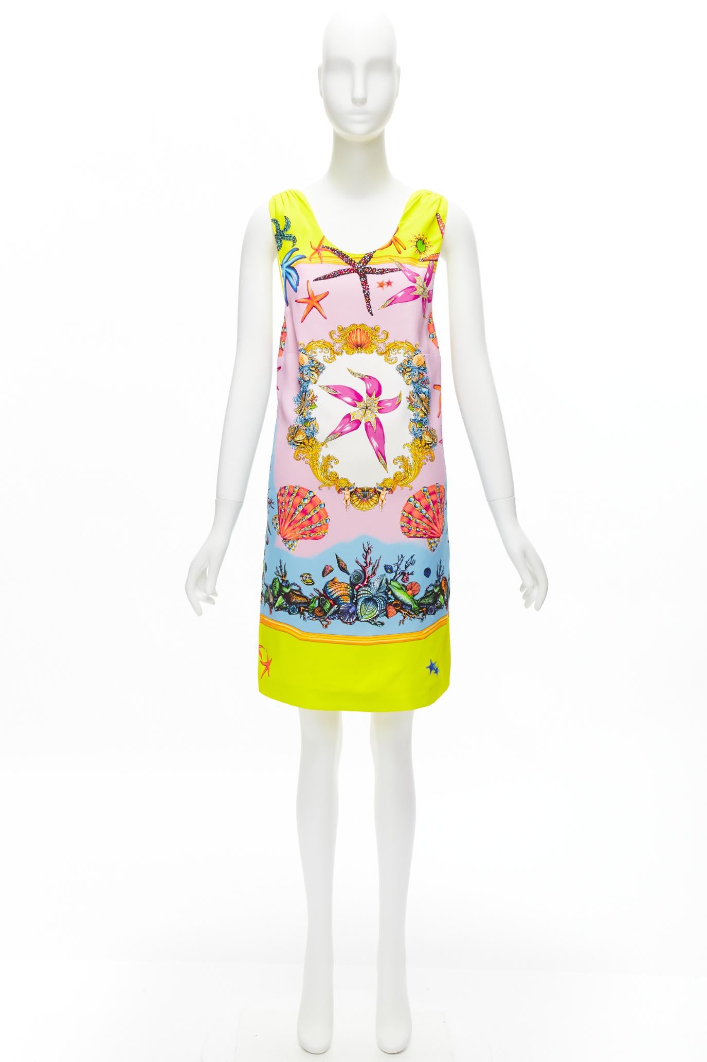 VERSACE 2020 Tresor De La Mer vestido amarillo con estampado de estrellas de mar IT38 XS en venta 5