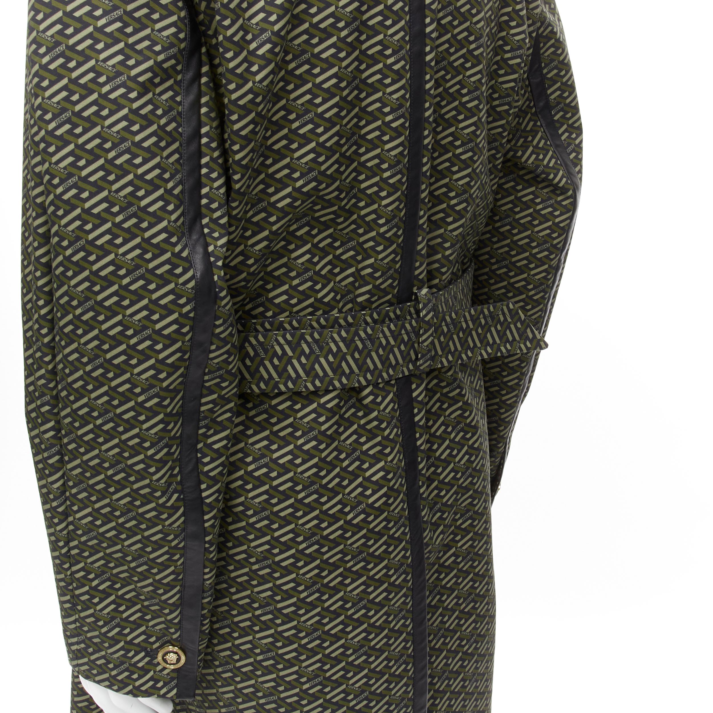 VERSACE 2021 La Greene & Greene verde in pelle grafica Medusa Mac trench IT52 XL in vendita 5