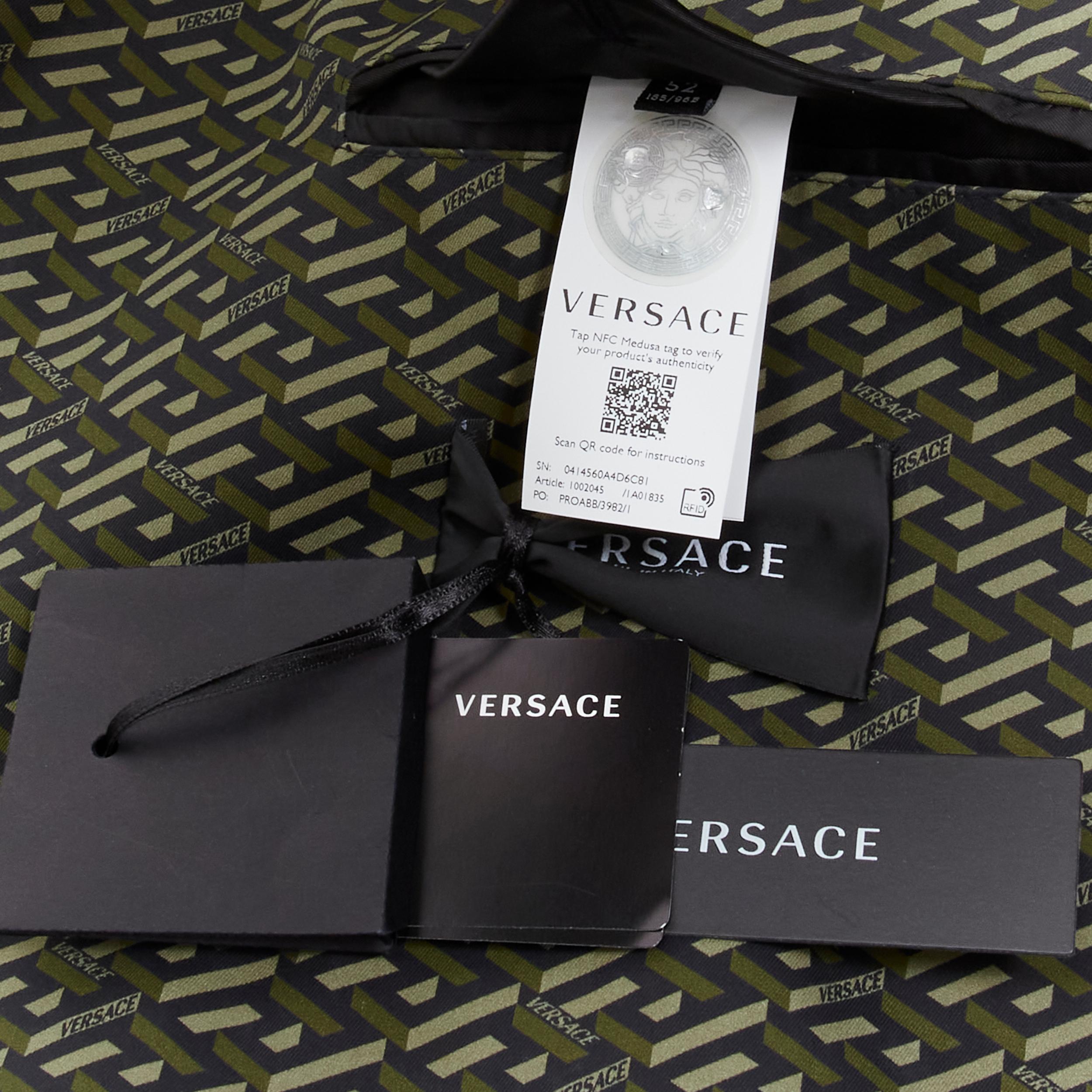 VERSACE 2021 La Greene & Greene verde in pelle grafica Medusa Mac trench IT52 XL in vendita 6