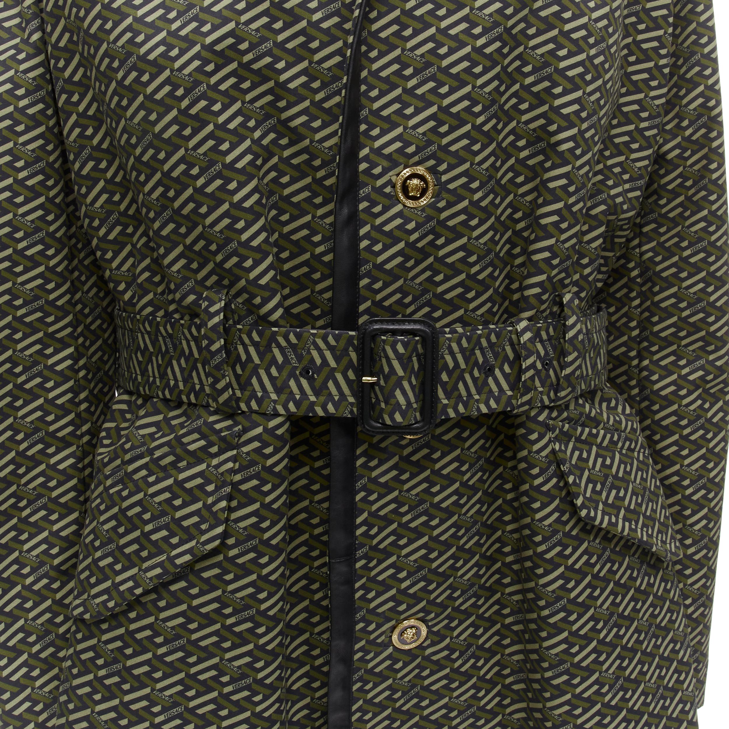 VERSACE 2021 La Greene & Greene verde in pelle grafica Medusa Mac trench IT52 XL
Riferimento: TGAS/C01824
Marchio: Versace
Stilista: Donatella Versace
Model: 1002045 1A01835 5B160
Collezione: 2021 La Greca
Materiale: Cotone, misto
Colore: Verde,