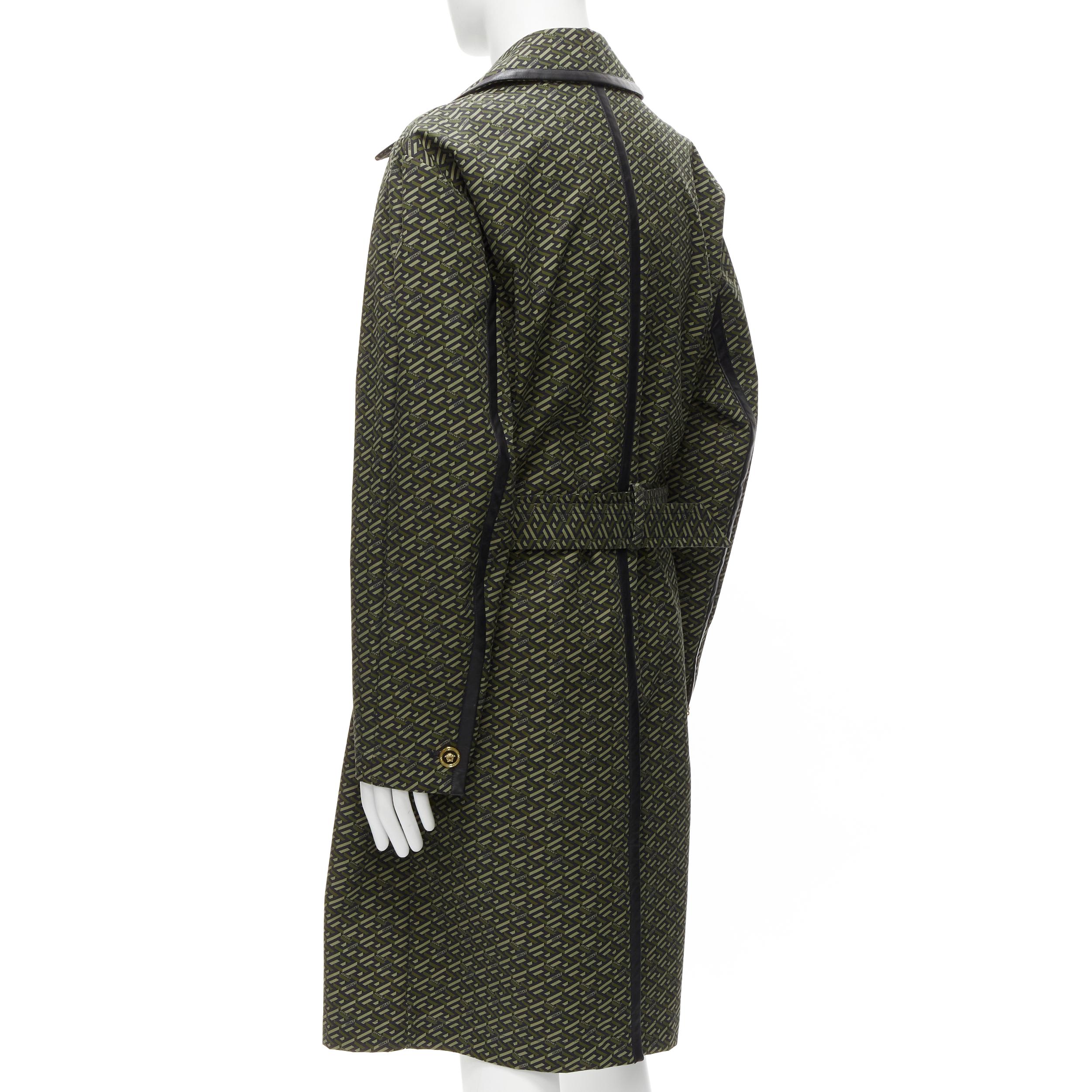 VERSACE 2021 La Greene & Greene verde in pelle grafica Medusa Mac trench IT52 XL in vendita 1