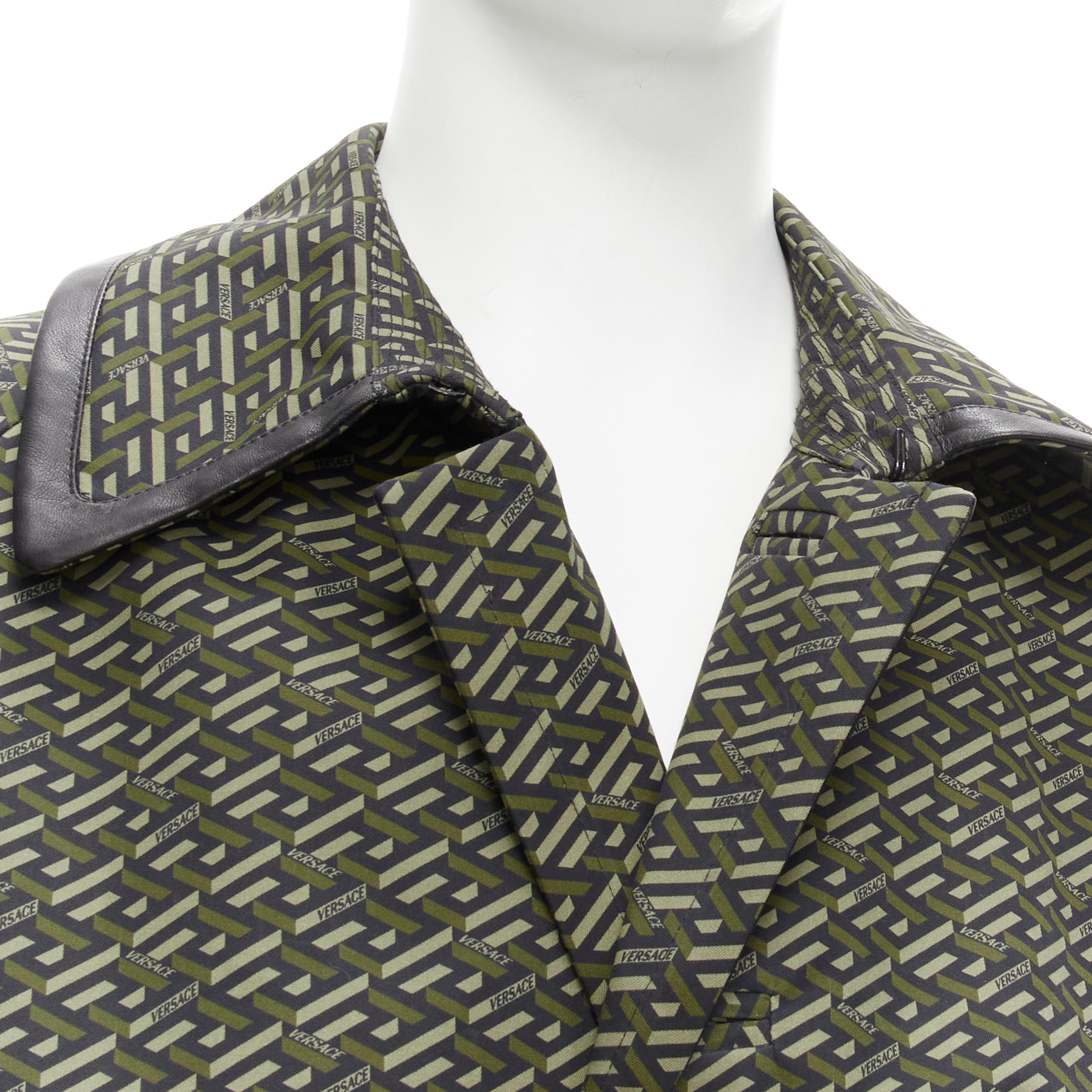 VERSACE 2021 La Greene & Greene verde in pelle grafica Medusa Mac trench IT52 XL in vendita 2