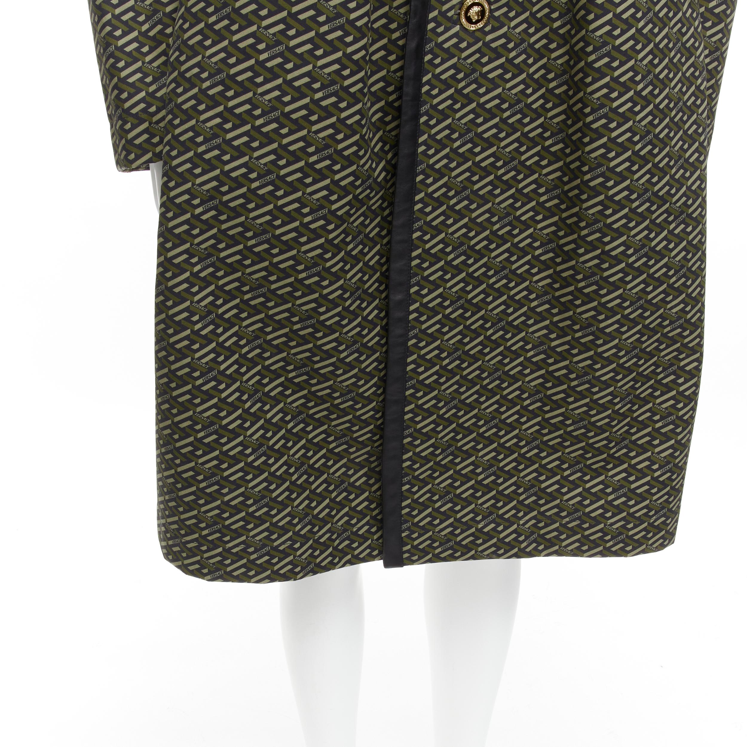 VERSACE 2021 La Greene & Greene verde in pelle grafica Medusa Mac trench IT52 XL in vendita 3
