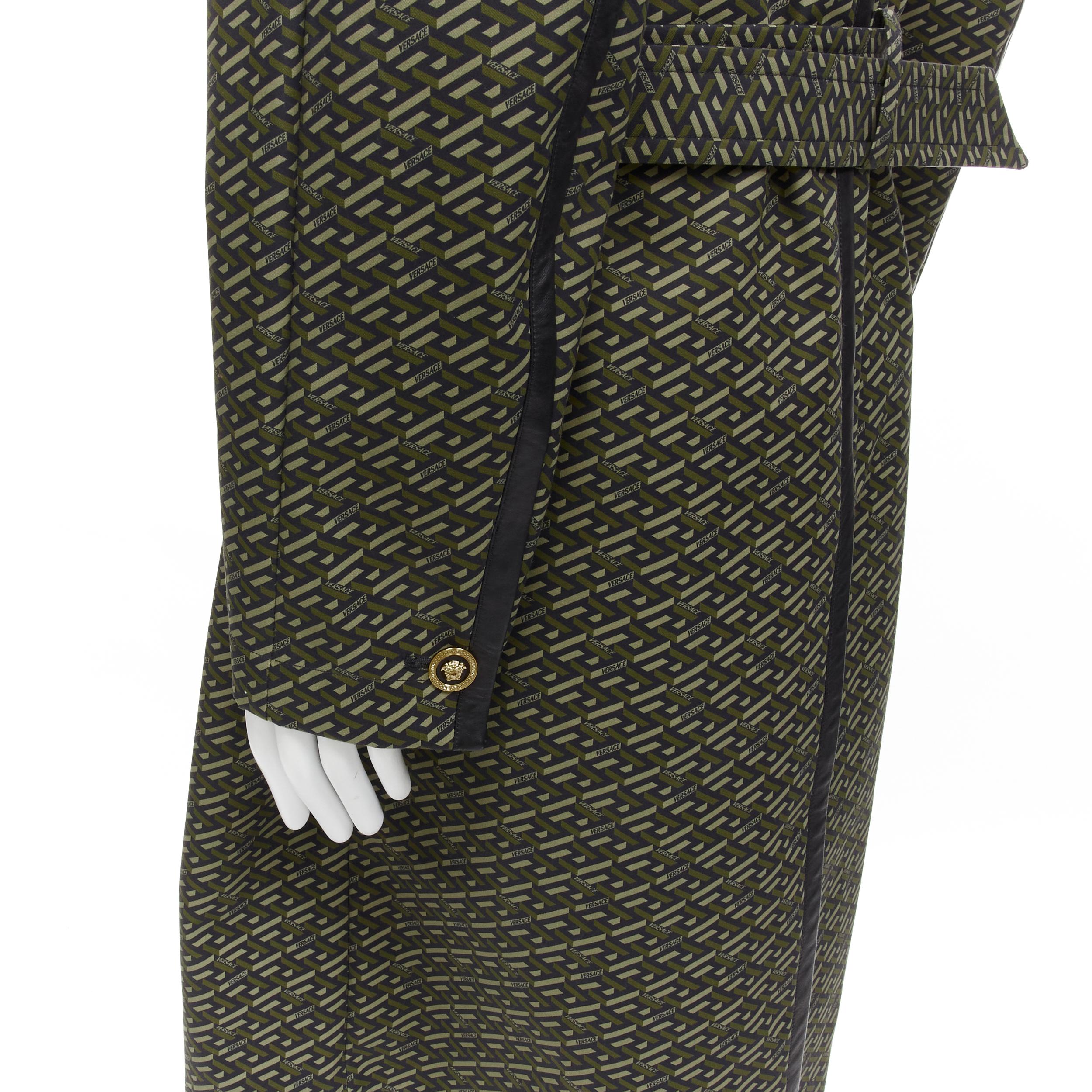 VERSACE 2021 La Greene & Greene verde in pelle grafica Medusa Mac trench IT52 XL in vendita 4