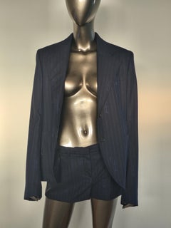 Conjunto de blazer y pantalones cortos de lana azul marino con rayas finas y estampado «Gianni Alphabet» de Versace, colección de pasarela 2021, tallas 40 y 42