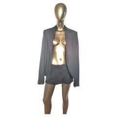 Conjunto de blazer y pantalones cortos de lana azul marino con rayas finas y estampado «Gianni Alphabet» de Versace, colección de pasarela 2021, tallas 40 y 42