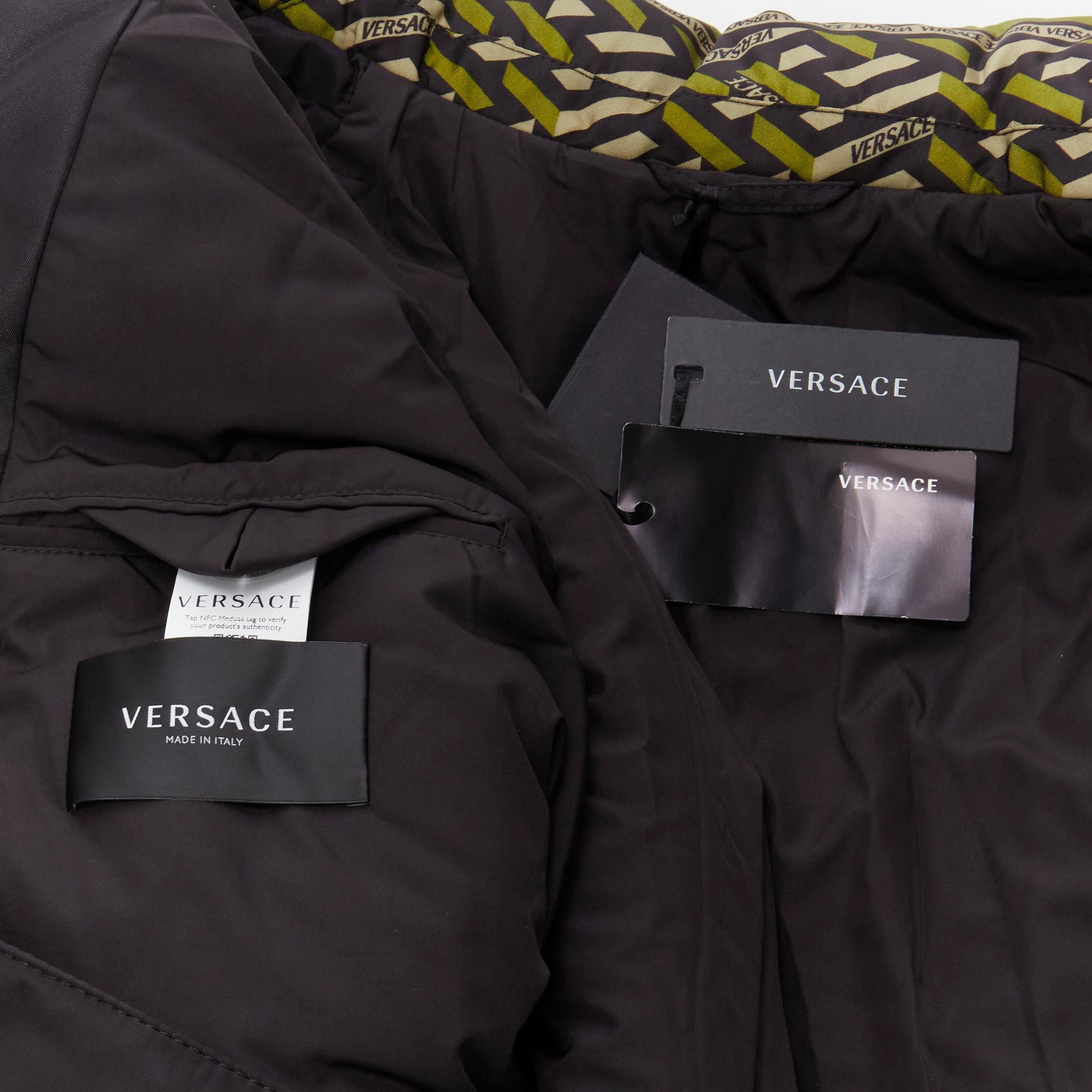 VERSACE 2021 Pasarela La Greca Graffiti Medusa Smiley abrigo acolchado verde IT50 M en venta 5