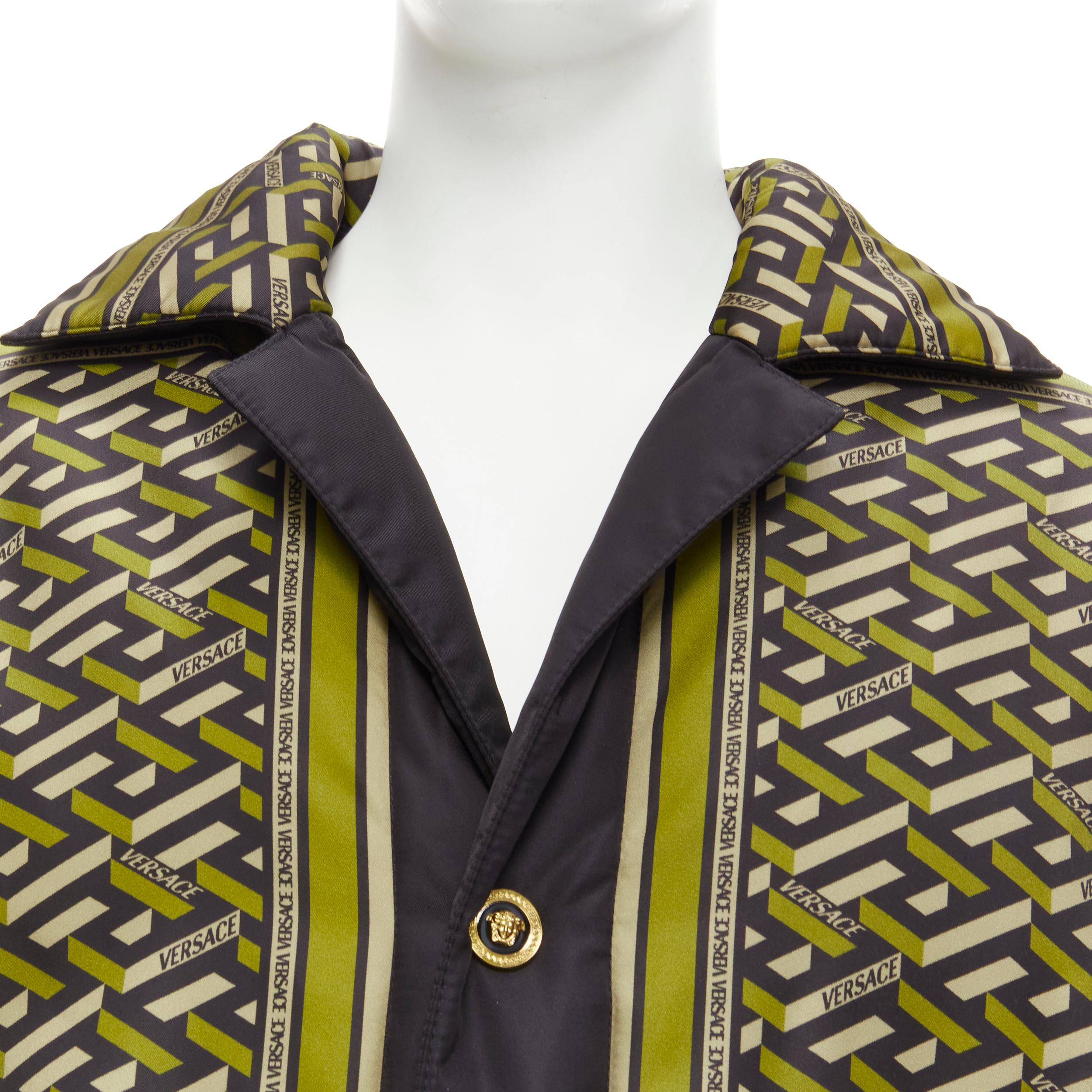 VERSACE 2021 Pasarela La Greca Graffiti Medusa Smiley abrigo acolchado verde IT50 M Negro en venta