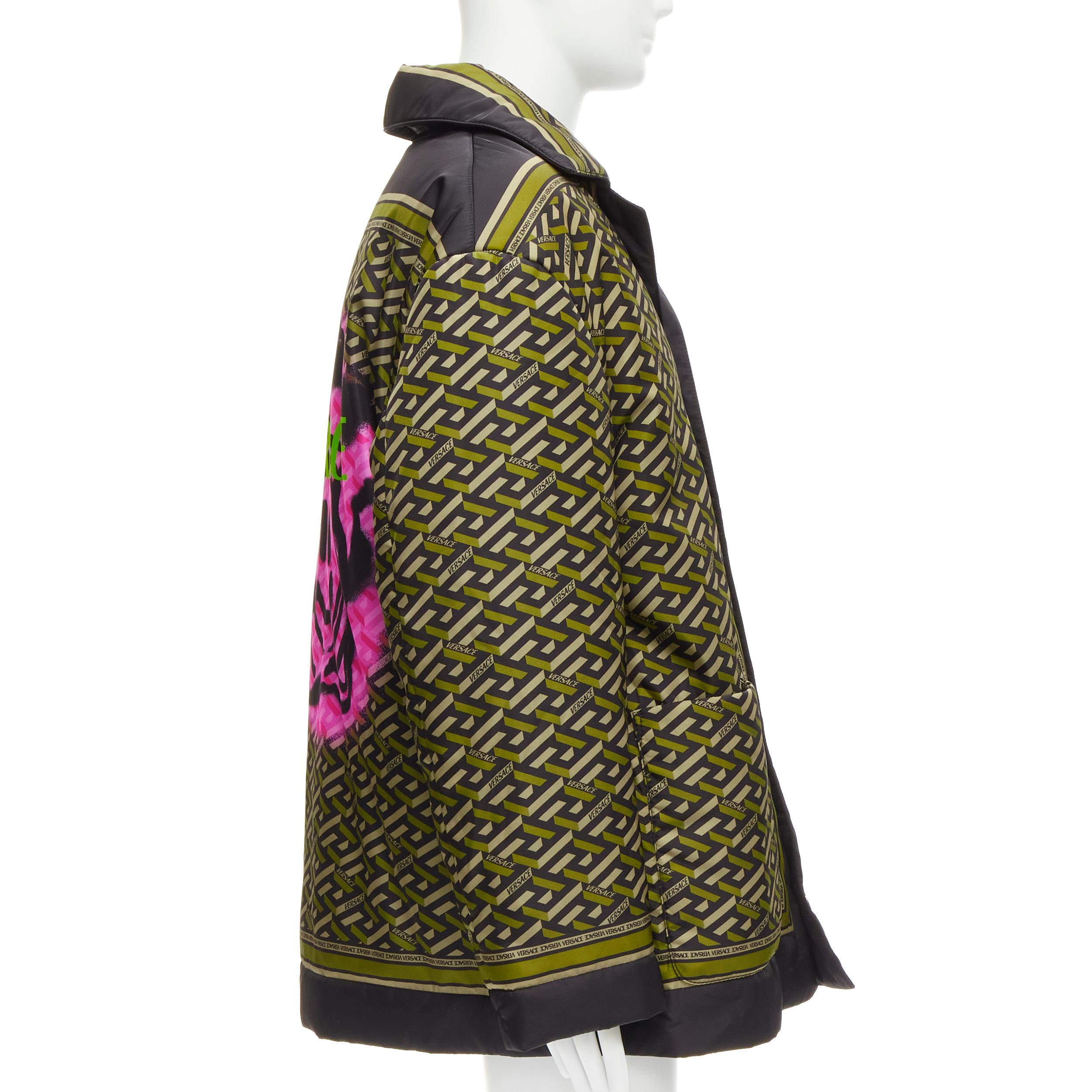 De los hombres VERSACE 2021 Pasarela La Greca Graffiti Medusa Smiley abrigo acolchado verde IT50 M en venta