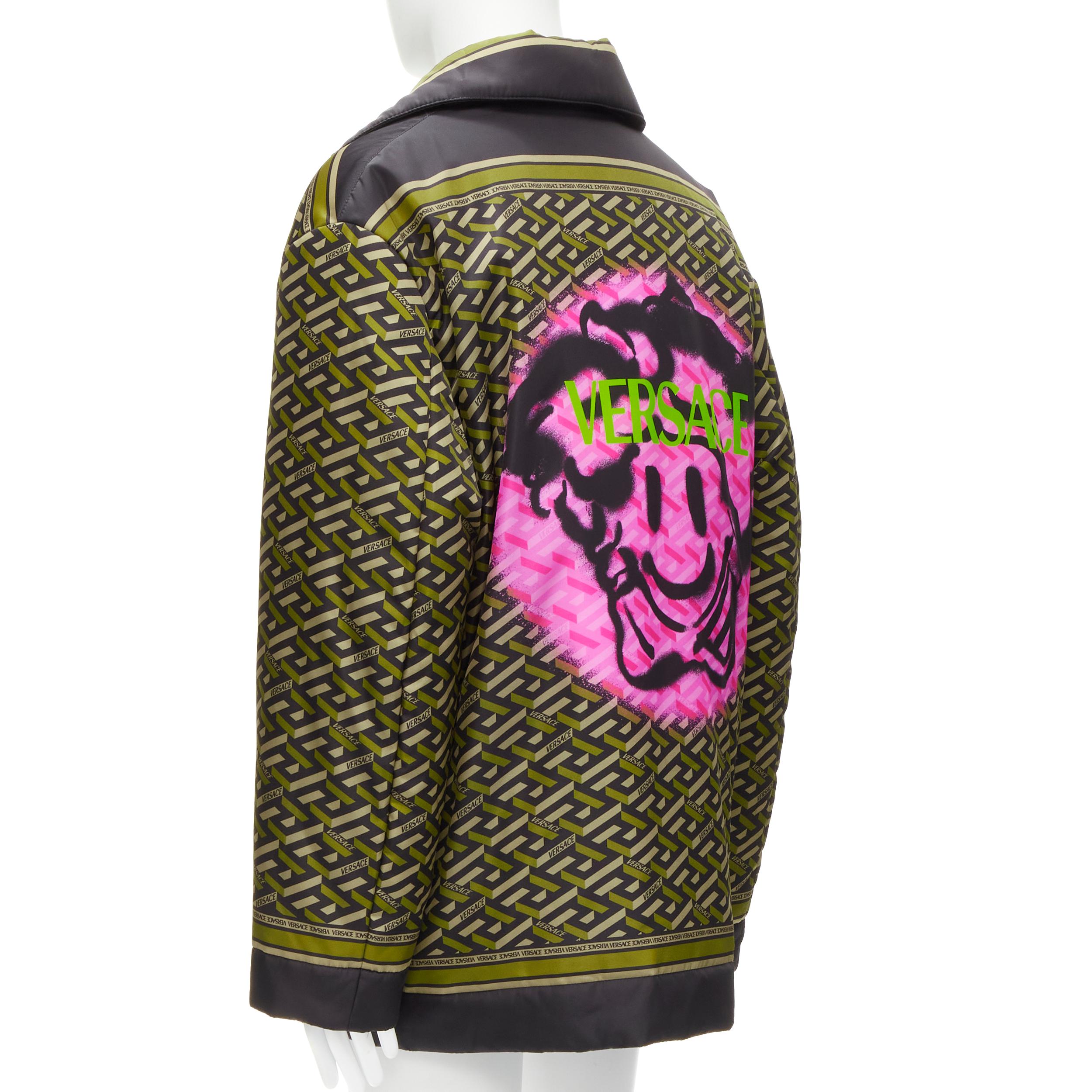 VERSACE 2021 Pasarela La Greca Graffiti Medusa Smiley abrigo acolchado verde IT50 M en venta 1