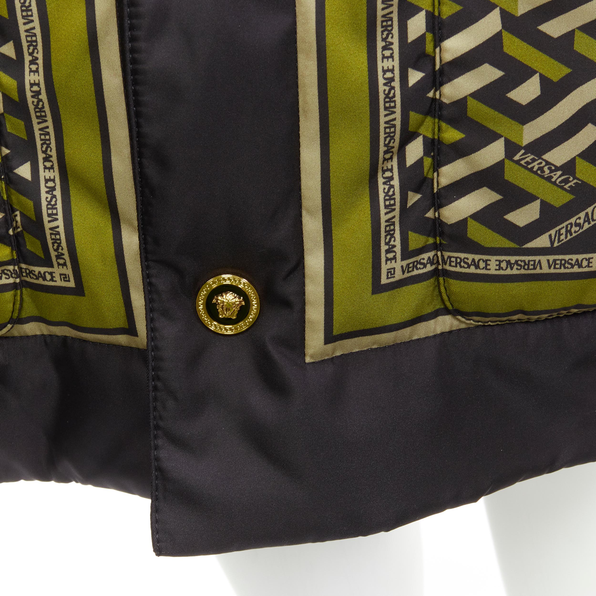 VERSACE 2021 Pasarela La Greca Graffiti Medusa Smiley abrigo acolchado verde IT50 M en venta 2