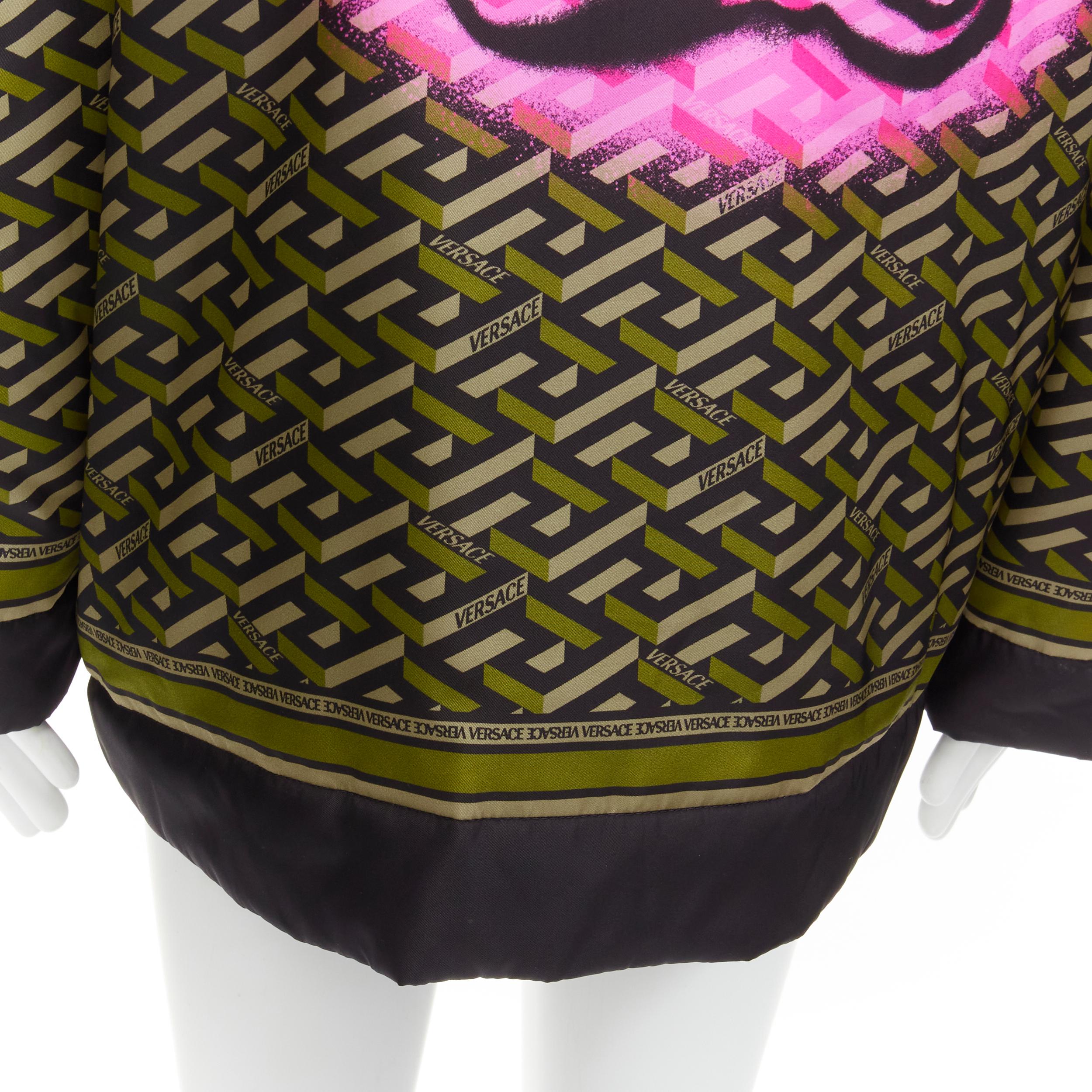 VERSACE 2021 Pasarela La Greca Graffiti Medusa Smiley abrigo acolchado verde IT50 M en venta 4
