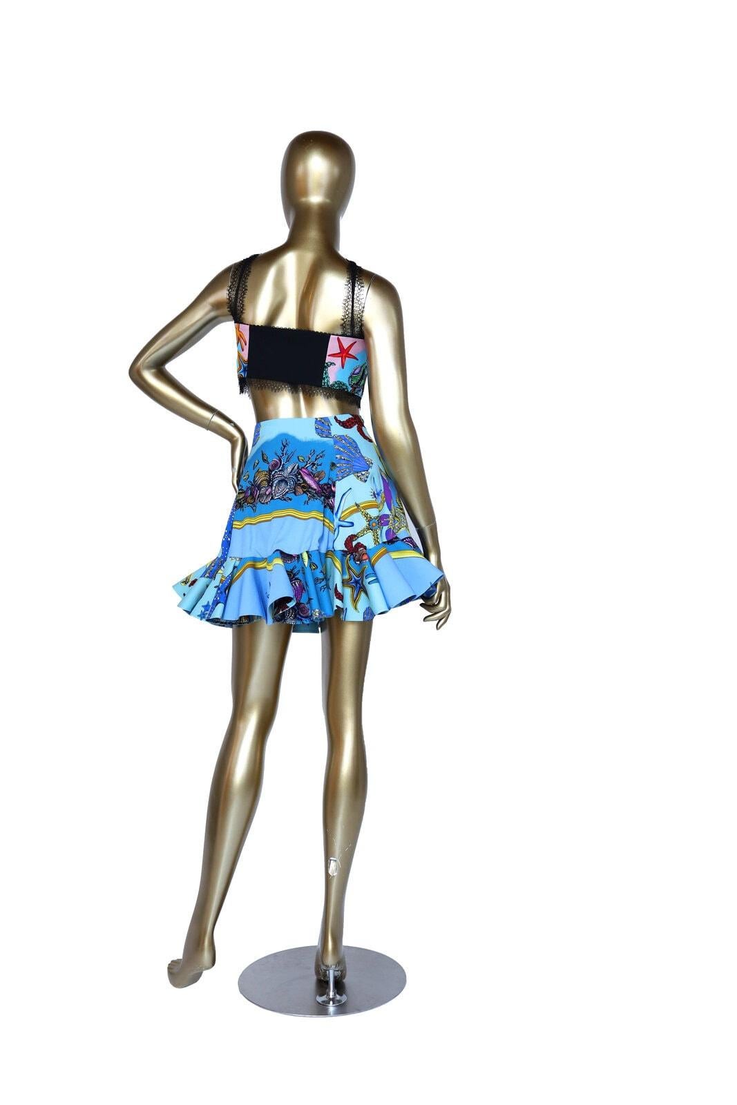 rara VERSACE 2021 Pasarela Tresor de la Mer azul falda de volantes de estrellas de mar IT42 M
Referencia: TGAS/E00766
Marca: Versace
Diseñadora: Donatella Versace
Colección: 2021 Tresor de la Mer- - Pasarela
Material: Viscosa
Color: Azul,