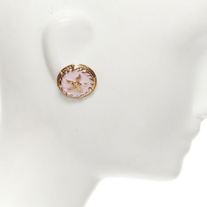VERSACE 2021 Runway Tresor De La Mer pink enamel gold Greca starfish earring In Excellent Condition For Sale In Hong Kong, NT