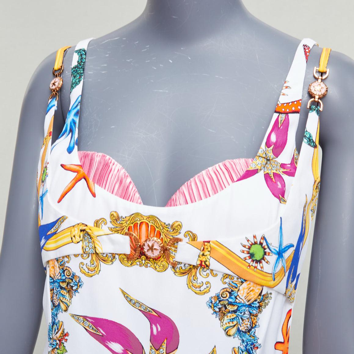 VERSACE 2021 Runway Tresor De La Mer white starfish corset flounce dress IT40 L
Reference: TGAS/E00746
Brand: Versace
Designer: Donatella Versace
Collection: 2021 Spring Summer - Runway
Material: Polyester
Color: White, Multicolour
Pattern: