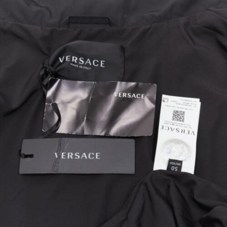 VERSACE 2021 Tresor De La Mer - Veste noire à motif étoiles de mer IT50 L en vente 5