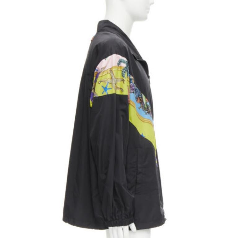 VERSACE 2021 Tresor De La Mer - Veste noire à motif étoiles de mer IT50 L Neuf - En vente à Hong Kong, NT
