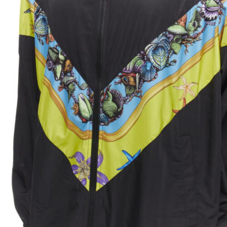 VERSACE 2021 Tresor De La Mer - Veste noire à motif étoiles de mer IT50 L en vente 3