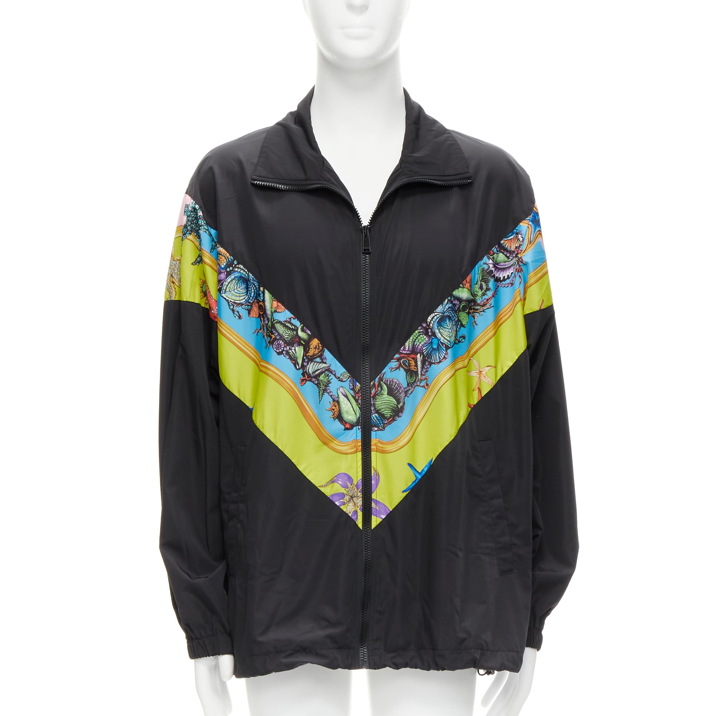 VERSACE 2021 Tresor De La Mer black starfish track jacket IT56 3XL
Reference: TGAS/C01784
Brand: Versace
Designer: Donatella Versace
Model: A89028 1F00977 5Y010
Collection: 2021 Tresor De La Mer
Material: Polyester
Pattern: Abstract
Closure: