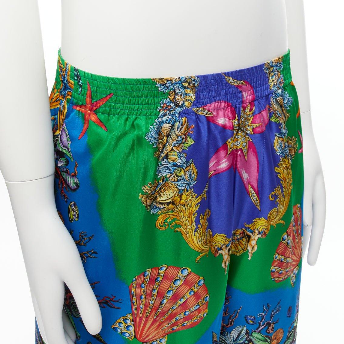 VERSACE 2021 Tresor De La Mer blue seashell print 100% silk shorts IT46 S
Reference: TGAS/D00317
Brand: Versace
Designer: Donatella Versace
Collection: 2021 Tresor De La Mer
Material: Silk
Color: Blue, Multicolour
Pattern: Barocco
Closure:
