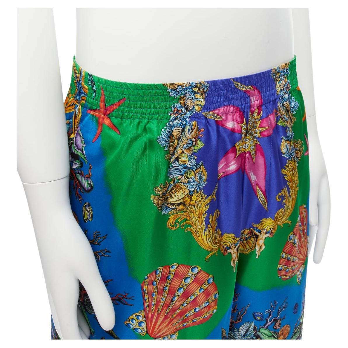 VERSACE 2021 Tresor De La Mer blue seashell print 100% silk shorts IT48 M
Reference: TGAS/D00318
Brand: Versace
Designer: Donatella Versace
Collection: 2021 Tresor De La Mer
Material: Silk
Color: Blue, Multicolour
Pattern: Barocco
Closure: