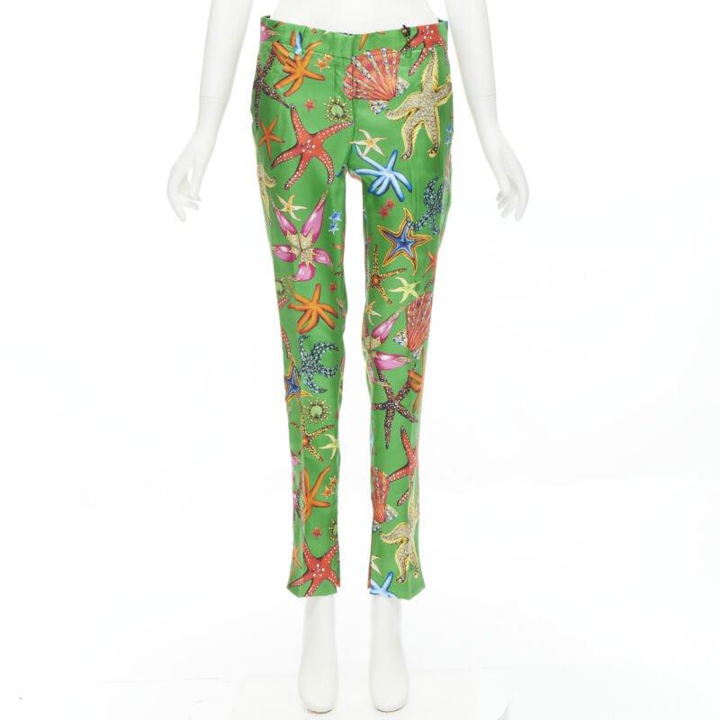VERSACE 2021 Tresor De La Mer Runway - Pantalon vert imprimé étoiles de mer IT38 XS en vente 5