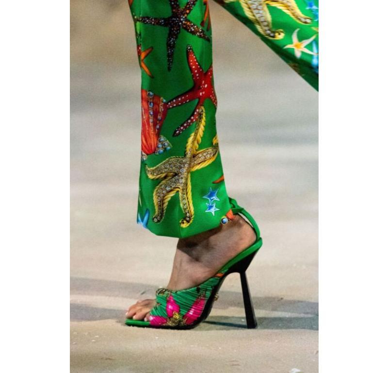 VERSACE 2021 Tresor De La Mer Runway - Pantalon vert imprimé étoiles de mer IT38 XS en vente 6