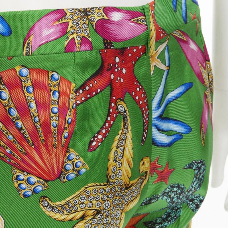 VERSACE 2021 Tresor De La Mer Runway - Pantalon vert imprimé étoiles de mer IT38 XS
Référence : TGAS/C00674
Marque : Versace
Designer : Donatella Versace
Modèle : A89061 1F01125 5G040
Collectional : Printemps-Été 2021 - Défilé
MATERIAL : Viscose,