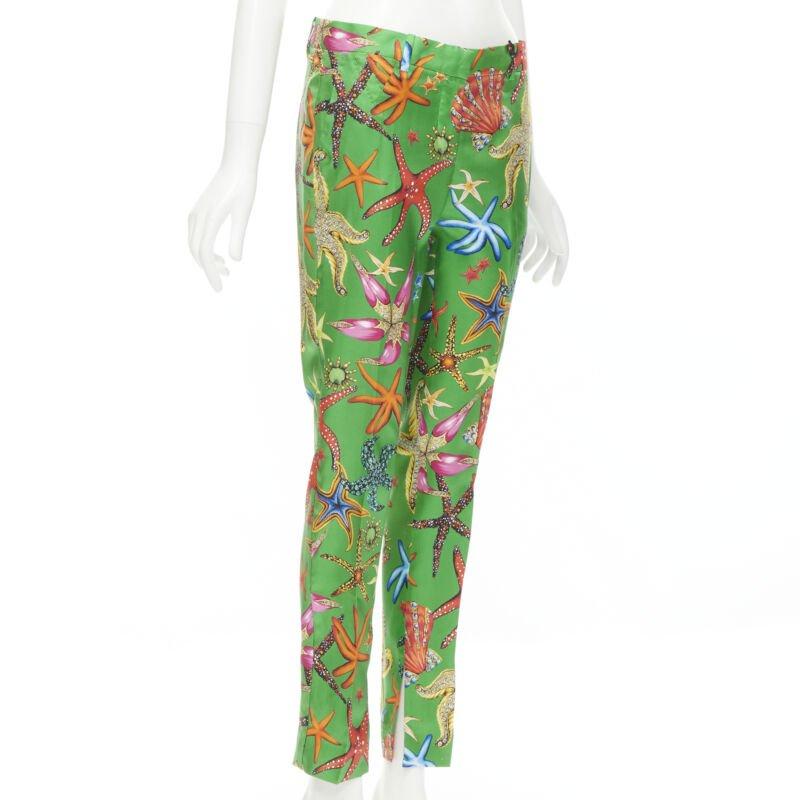 Vert VERSACE 2021 Tresor De La Mer Runway - Pantalon vert imprimé étoiles de mer IT38 XS en vente