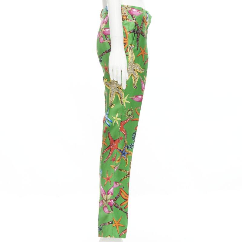 VERSACE 2021 Tresor De La Mer Runway - Pantalon vert imprimé étoiles de mer IT38 XS Neuf - En vente à Hong Kong, NT