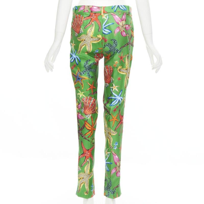 VERSACE 2021 Tresor De La Mer Runway - Pantalon vert imprimé étoiles de mer IT38 XS Pour femmes en vente