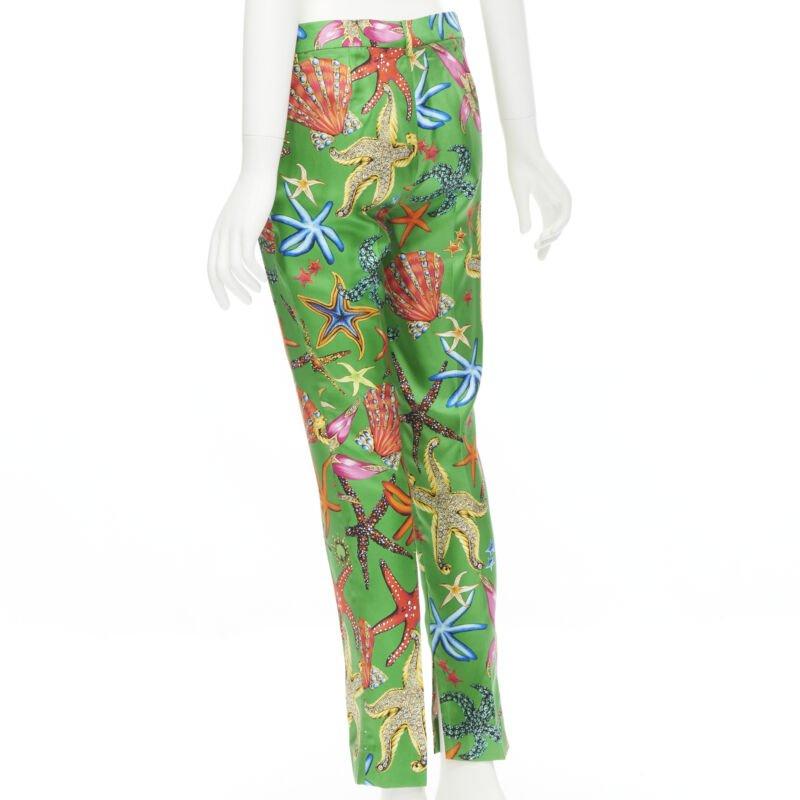 VERSACE 2021 Tresor De La Mer Runway - Pantalon vert imprimé étoiles de mer IT38 XS en vente 1
