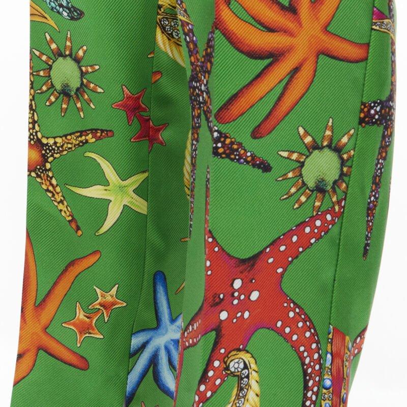 VERSACE 2021 Tresor De La Mer Runway - Pantalon vert imprimé étoiles de mer IT38 XS en vente 2