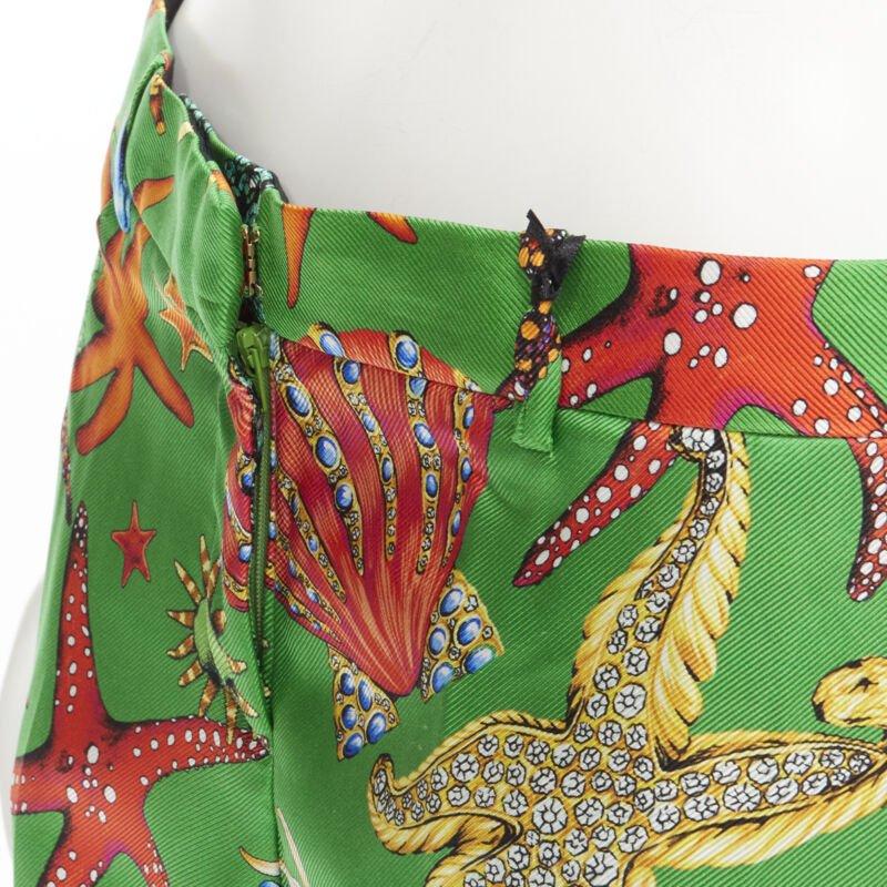 VERSACE 2021 Tresor De La Mer Runway - Pantalon vert imprimé étoiles de mer IT38 XS en vente 3