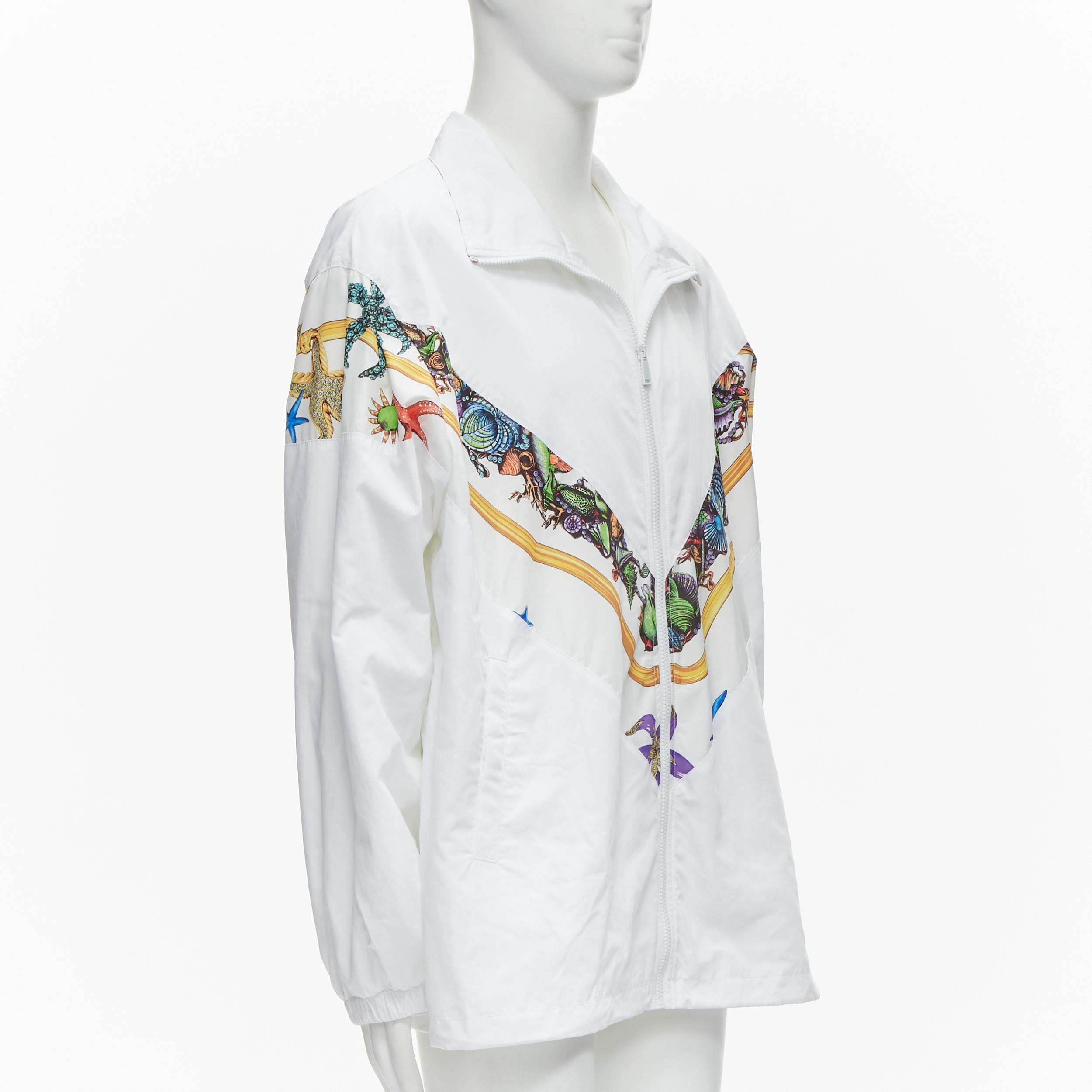 VERSACE 2021 Tresor De La Mer Laufsteg-Jacke aus weißem Seesternen track IT54 2XL
Referenz: TGAS/C01789
Marke: Versace
Designer: Donatella Versace
Modell: A89028 1F00977 5W030
Collection: 2021 Tresor De La Mer - Laufsteg
MATERIAL: Polyester
Farbe: