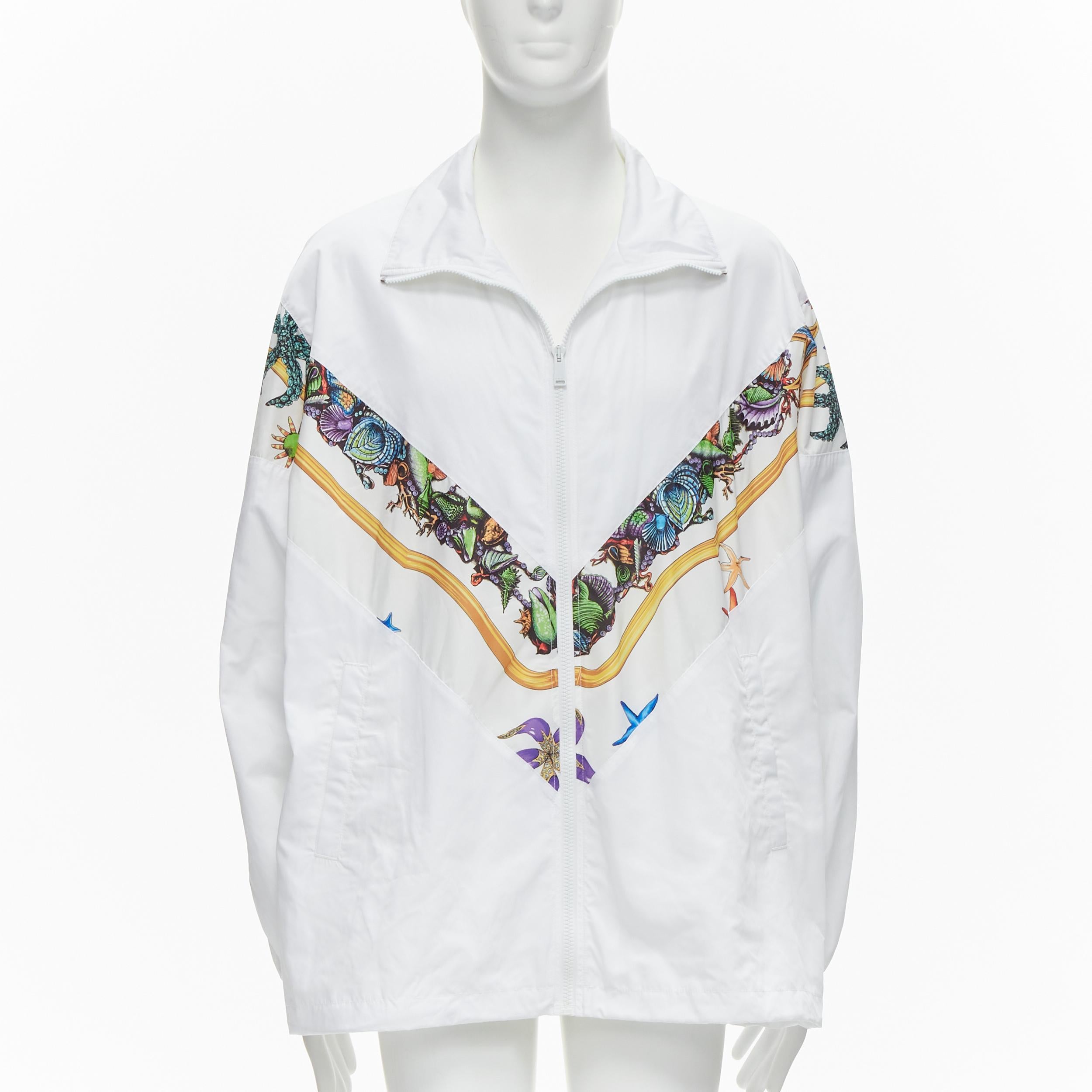 VERSACE 2021 Tresor De La Mer Laufsteg-Jacke aus weißem Seesternen track IT54 2XL (Grau) im Angebot