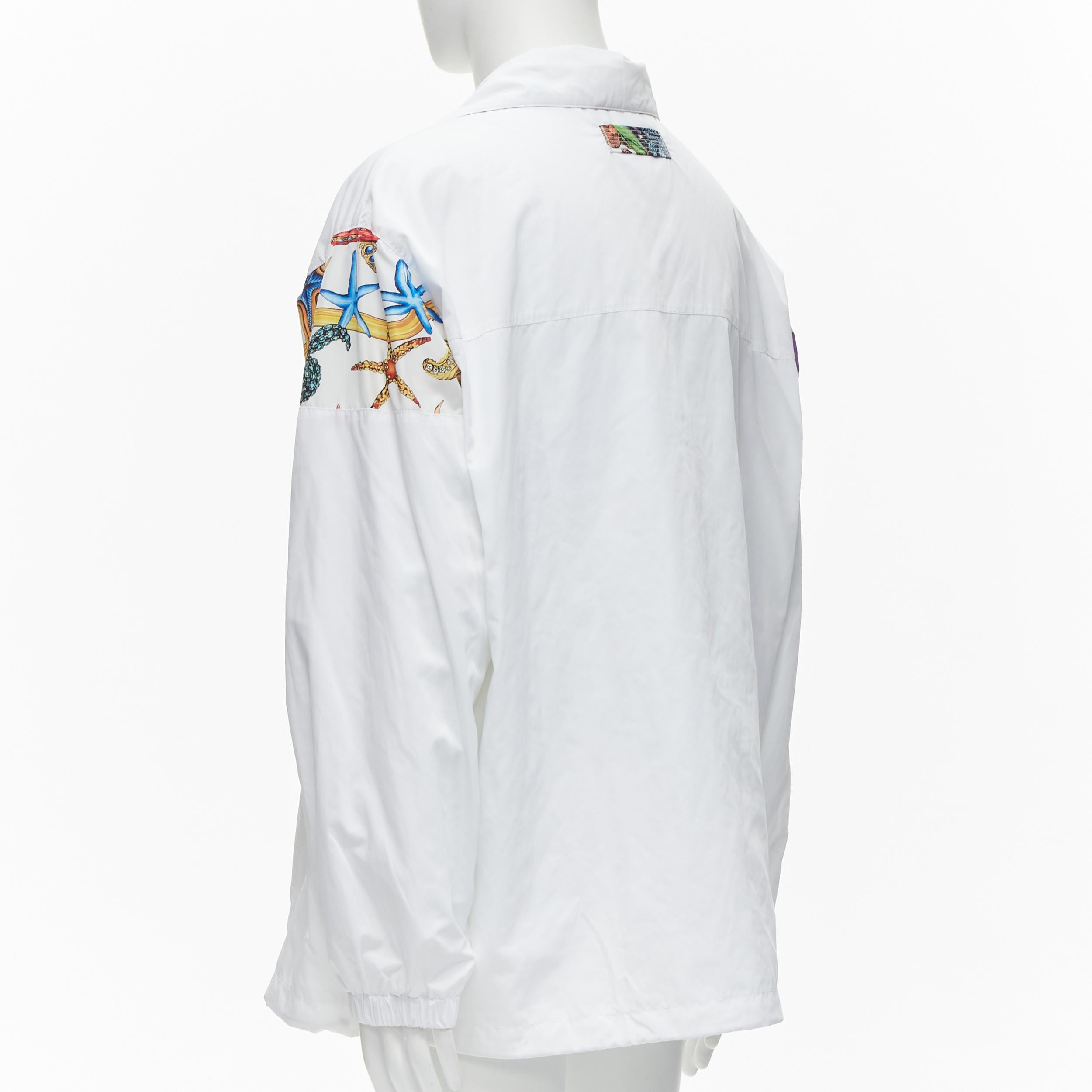 VERSACE 2021 Tresor De La Mer Laufsteg-Jacke aus weißem Seesternen track IT54 2XL im Angebot 1