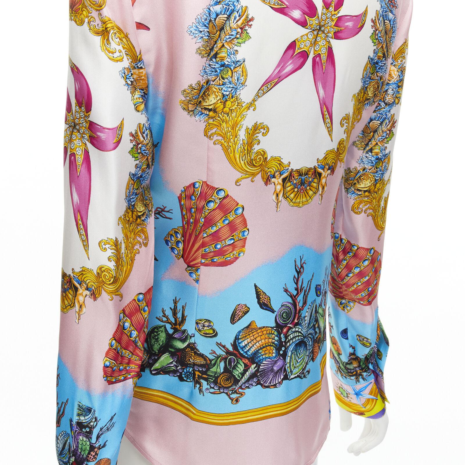 VERSACE 2021 Tresor De La Mer Signature Starfish silk shirt IT38 S
Reference: AAWC/A00270
Brand: Versace
Designer: Donatella Versace
Collection: Tresor De La Mer - Runway
Material: 100% Silk
Color: Multicolour
Pattern: Starfish
Closure: Button
Made