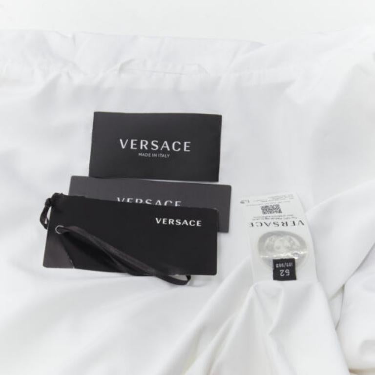 VERSACE 2021 Tresor De La Mer Seidenjacke mit weißem Seesterne-Druck IT52 XL im Angebot 5