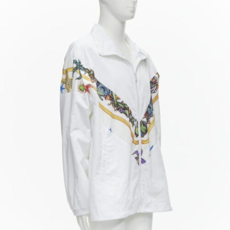 VERSACE 2021 Tresor De La Mer Seidenjacke mit weißem Seesterne-Druck IT52 XL
Referenz: TGAS/C01826
Marke: Versace
Designer: Donatella Versace
Modell: A89028 1F00977 5W030
Collection: 2021 Tresor De La Mer
MATERIAL: Polyester
Farbe: Weiß
Muster: