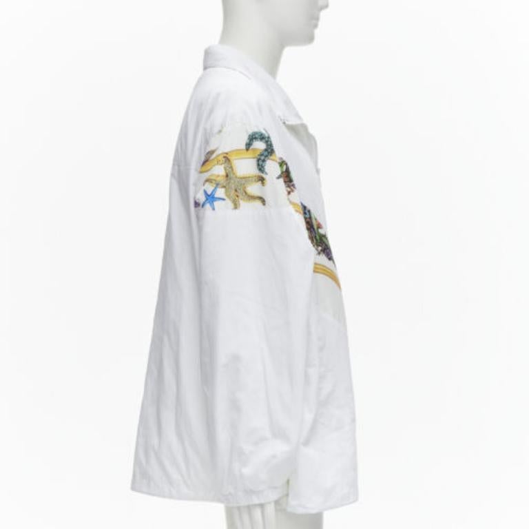 VERSACE 2021 Tresor De La Mer Seidenjacke mit weißem Seesterne-Druck IT52 XL im Zustand „Neu“ im Angebot in Hong Kong, NT