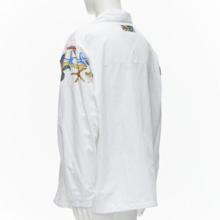 VERSACE 2021 Tresor De La Mer Seidenjacke mit weißem Seesterne-Druck IT52 XL im Angebot 1