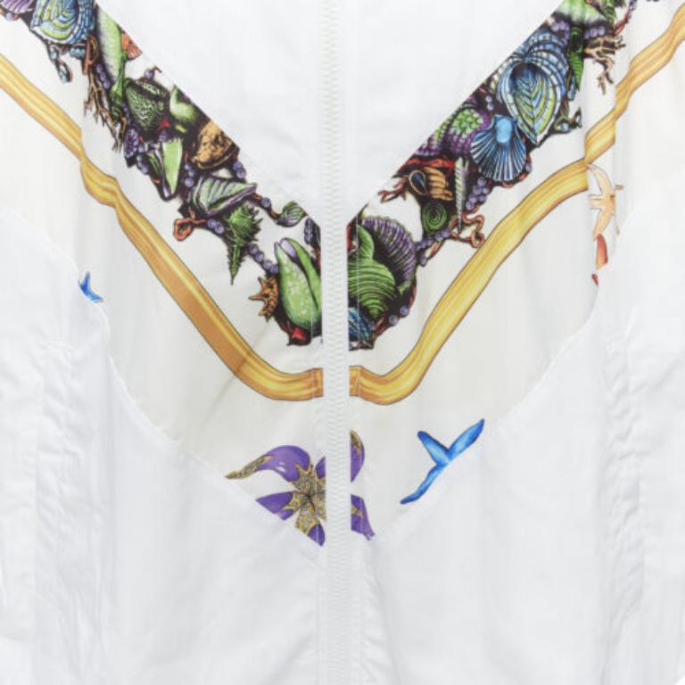 VERSACE 2021 Tresor De La Mer Seidenjacke mit weißem Seesterne-Druck IT52 XL im Angebot 3